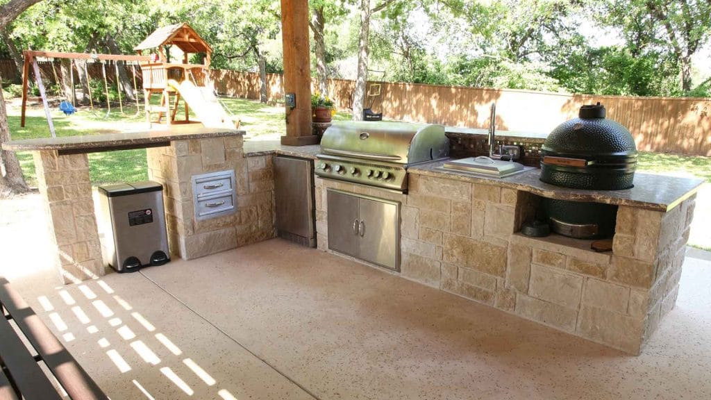 Outdoor cooking counter with a built-in grill, sink and ceramic cooker